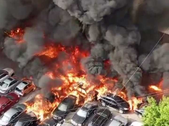 حريق كبير في الحمرا يطال السيارات