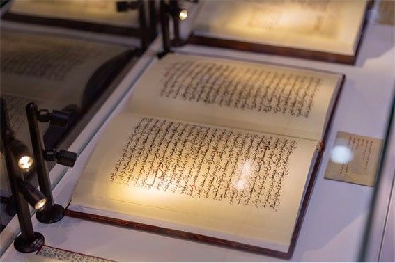مخطوطات مغربية في معرض الشارقة للكتاب
