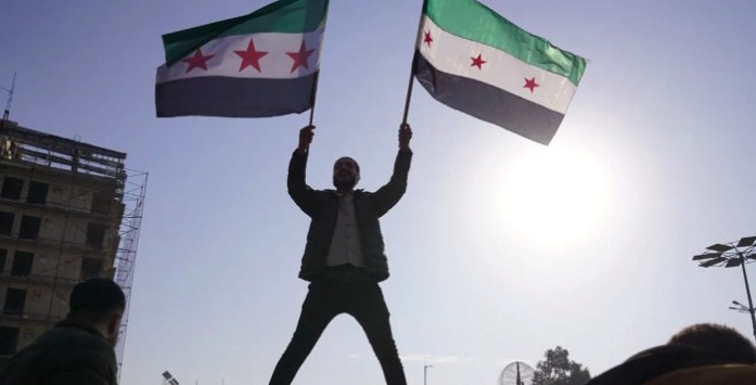 علم الثورة يرفرف فوق سفارة بيروت