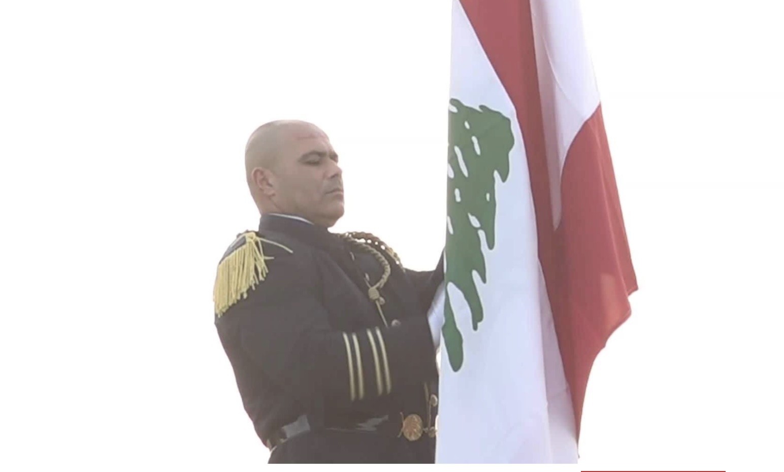 العلم اللبناني عاد الى قصر بعبدا