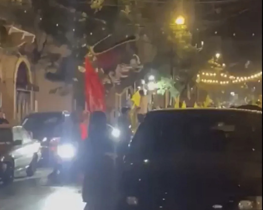 مواكب"اعلام وشعارات حزبية طائفية" من مغدوشة الى الجميزة