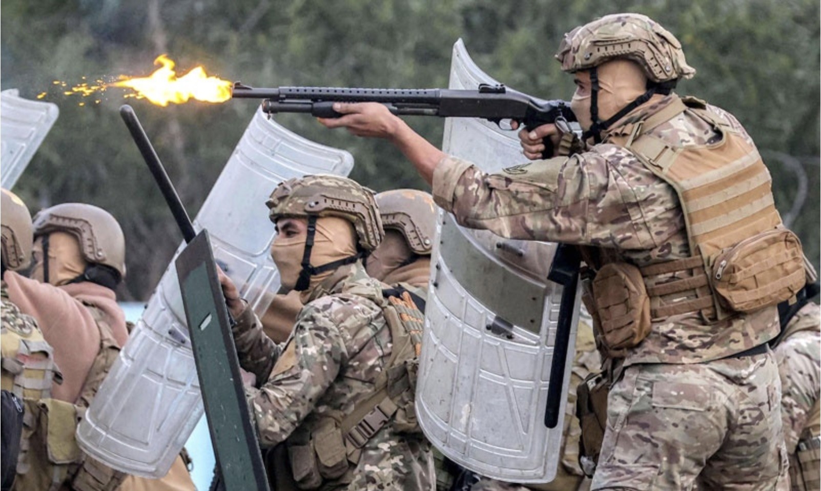 تخوّف اللبنانيين بعد التشييع من تدهور أمني  فهل يُسقط صقور حزب الله  بيروت؟