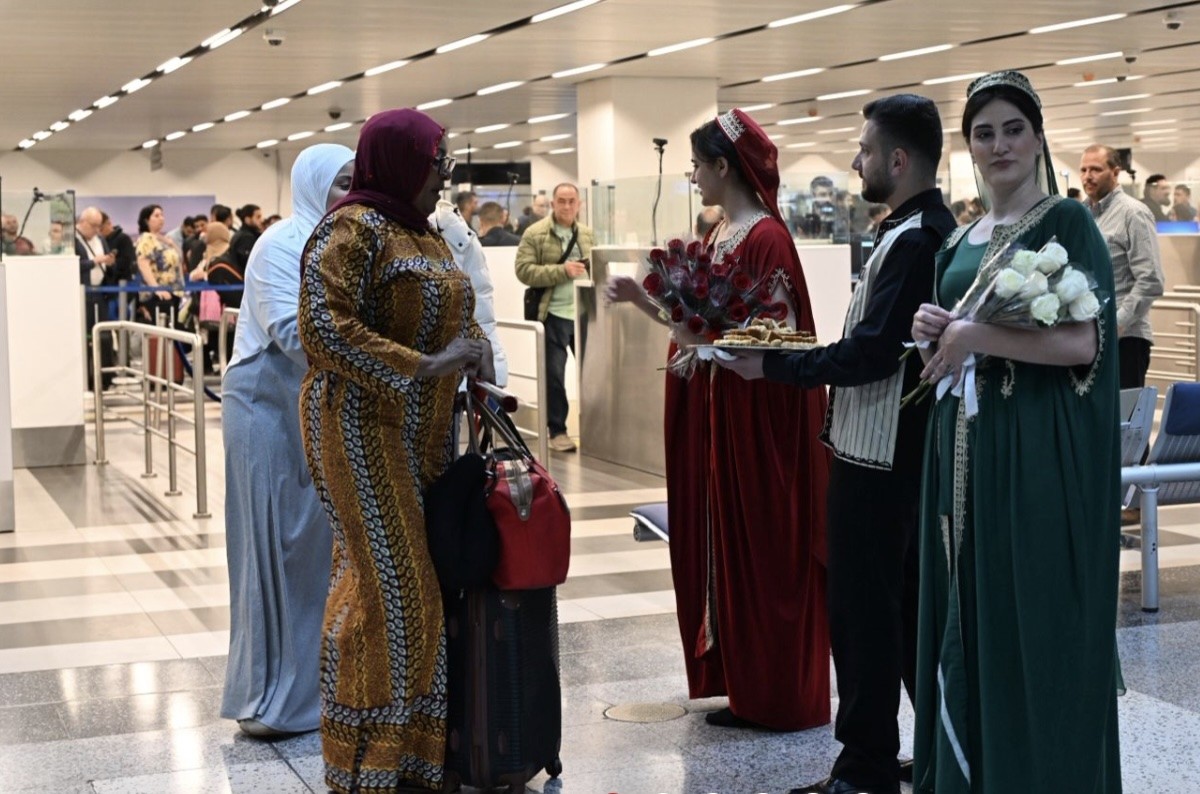 استقبال مميز للطائرة الاماراتية في مطار بيروت