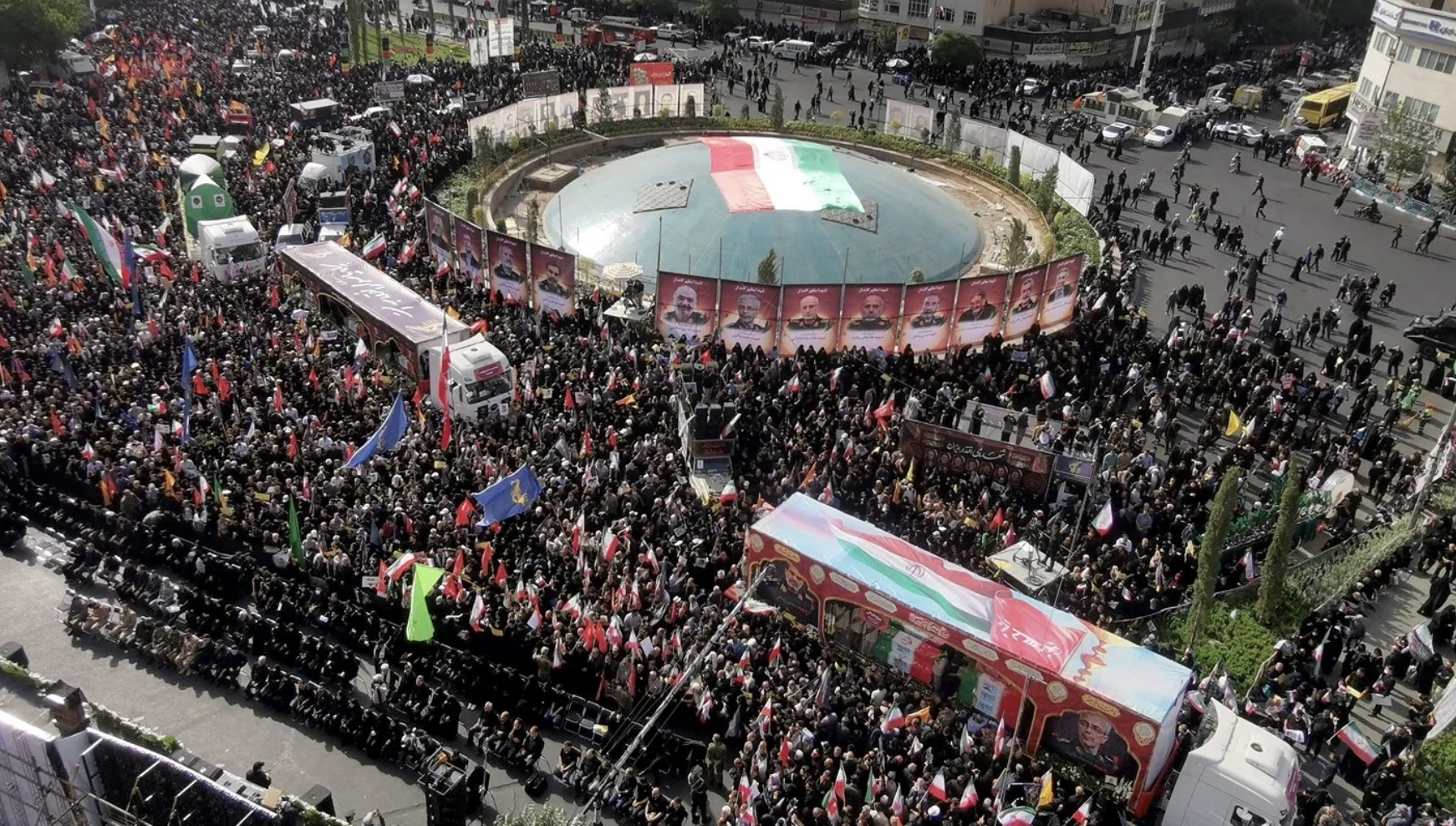ايران تودع قادة عسكريين ونوييين بضربات اسرائيلية