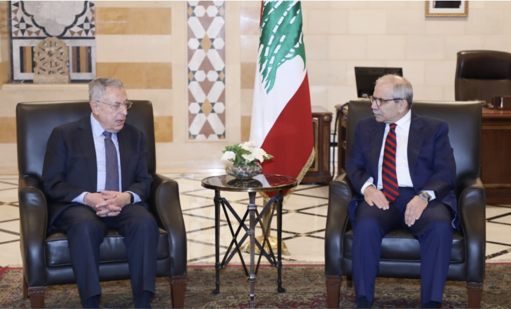السنيورة من السراي يدعم الرئيسين عون وسلام