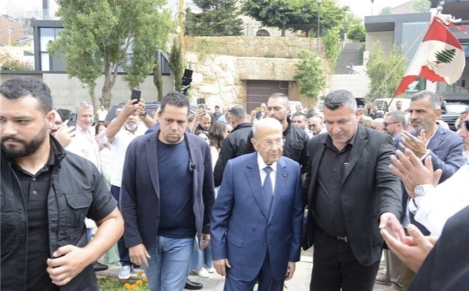 عون وباسيل في كفردبيان: أين الكهرباء والمياه؟