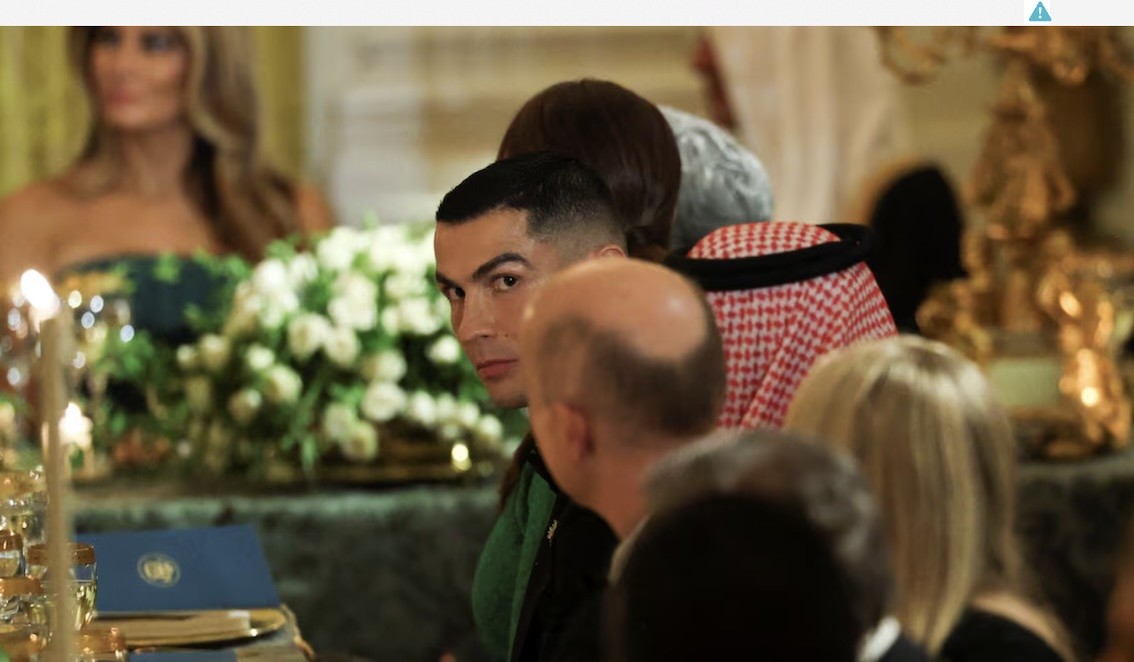 ماسك ورونالد على مائدة ترامب