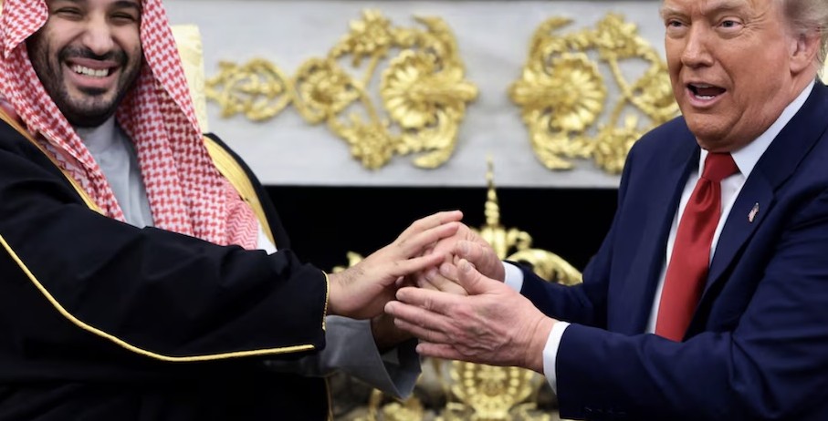 ماسك ورونالد على مائدة ترامب