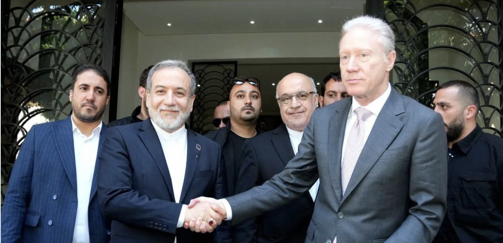العلاقات اللبنانية الايرانية: نية في الحوار والخلاف على المكان