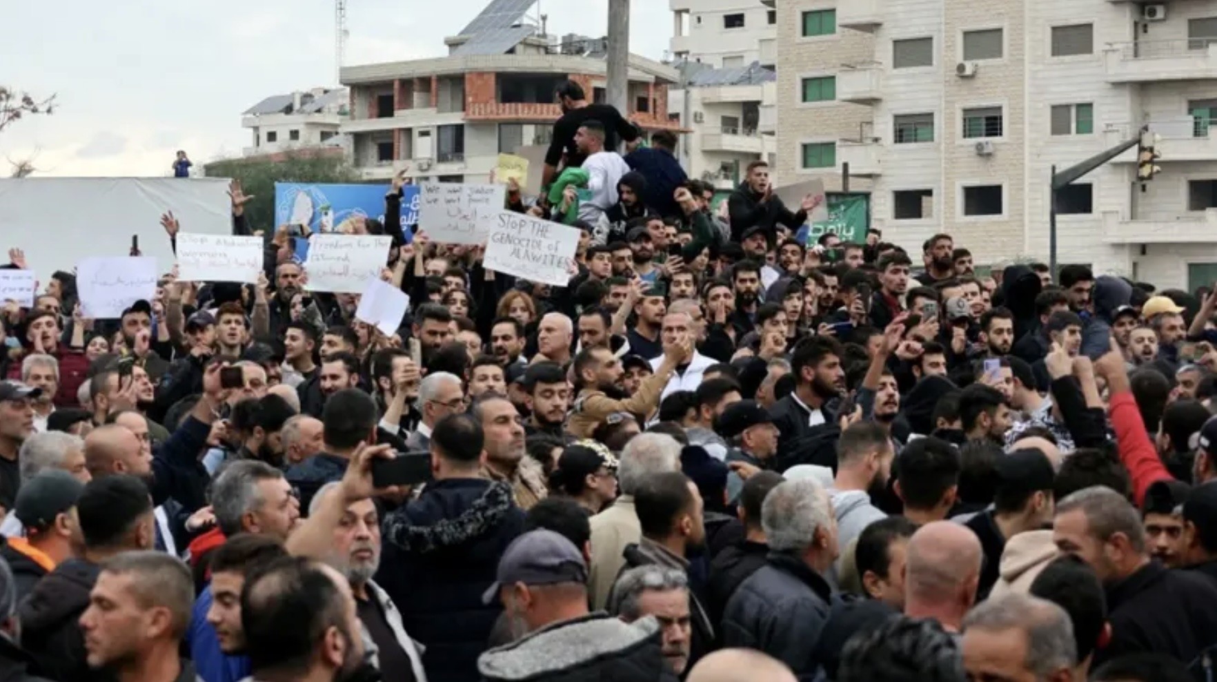 تظاهرات عنيفة في اللاذقية وطرطوس