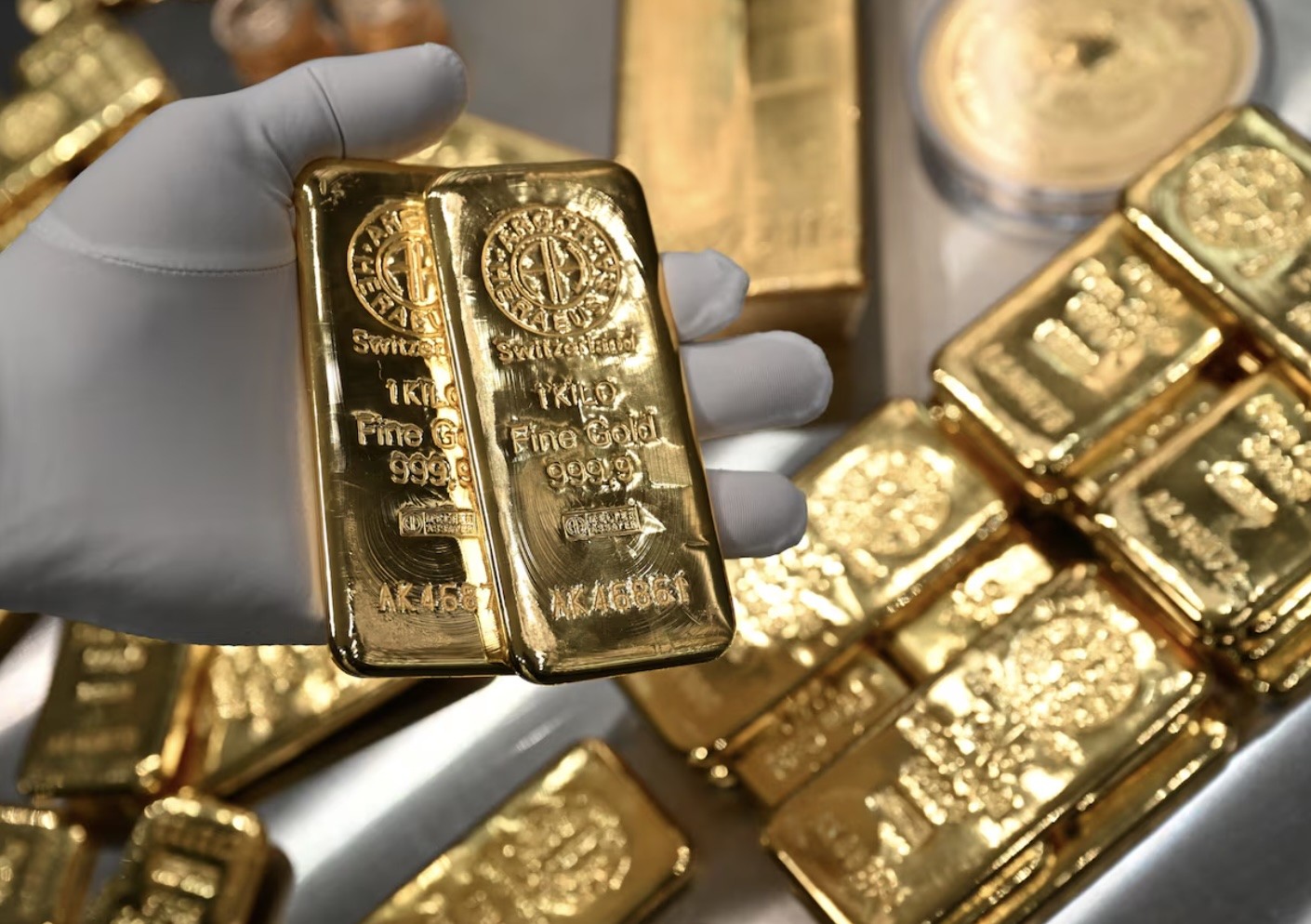 انخفاض أسعار الذهب والفضة وبيع لجني الأرباح