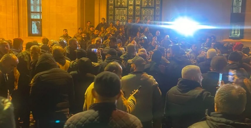 عزل البرلمان تلفزيونيا والعسكر المتقاعد على باب المجلس النيابي
