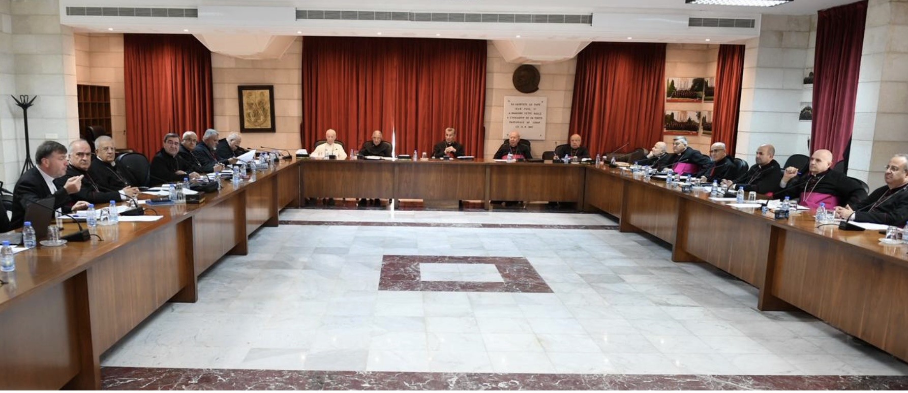 المطارنة الموارنة: على "اليونيفيل"حماية الناس