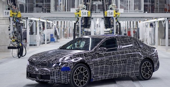 BMW حين تتحوّل القيادة إلى تجربة مستقبلية