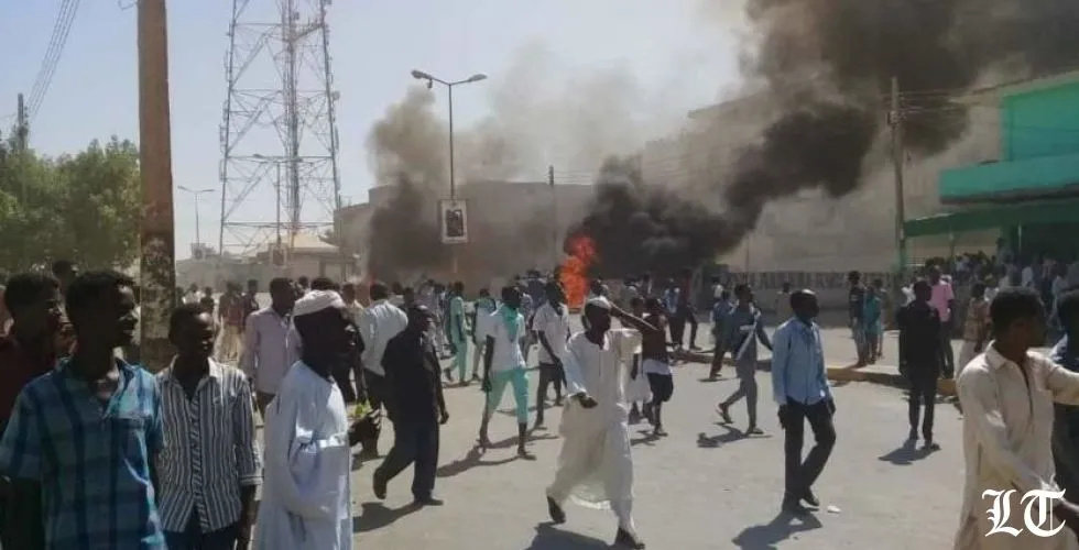 السودانيون يصرخون"حرية، فليسقط وبس"فهل ينهار حكم البشير؟