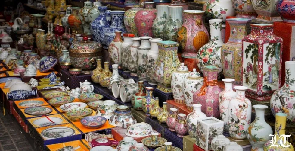 محلات التذكارات تنشط في أبوظبي استعدادا لزيارة البابا