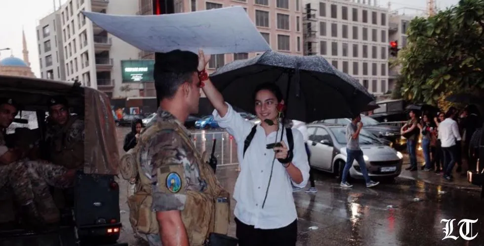حين تحمي ابنتي جنديا من هطل المطر