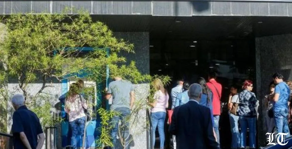 السوق المصرفي، في يومه الأول، ينجو من المفاجآت والصدمات السلبية