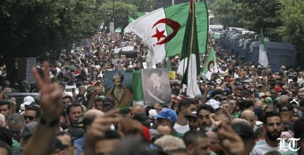 المحتجون في الجزائر يصعدون ضغوطهم بمظاهرات جديدة لرفض الانتخابات واعتقال العشرات