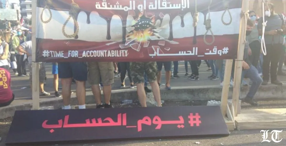 القنابل المسيلة للدموع تدفع عددا من المحتجين للتراجع