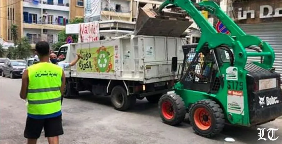 شباب وشابات وبلدية بشمزين في بيروت لرفع الأنقاض