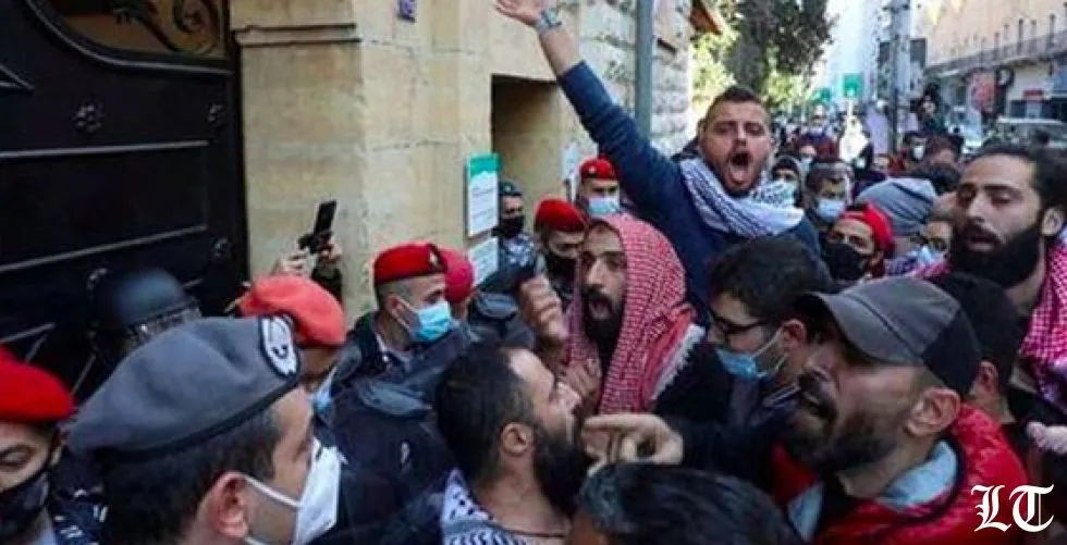 رويترز عن طلاب لبنانيين: أزمة العملة تضع الرسوم الدراسية في خانة المستحيل