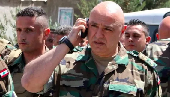 قائد الجيش في حقل الألغام