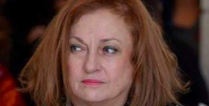غادة عون تحيي مناصريها قبل الدخول الى قصر العدل