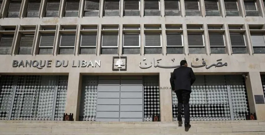  وقف السحب المصرفي  بالدولار على سعر ٣٩٠٠ ل ل للدولار