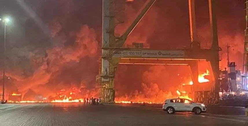 حريق ناتج عن انفجار  في مرفأ  جبل علي في الامارات