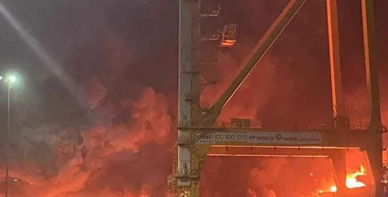 انفجار في حاوية على متن سفينة في ميناء جبل علي