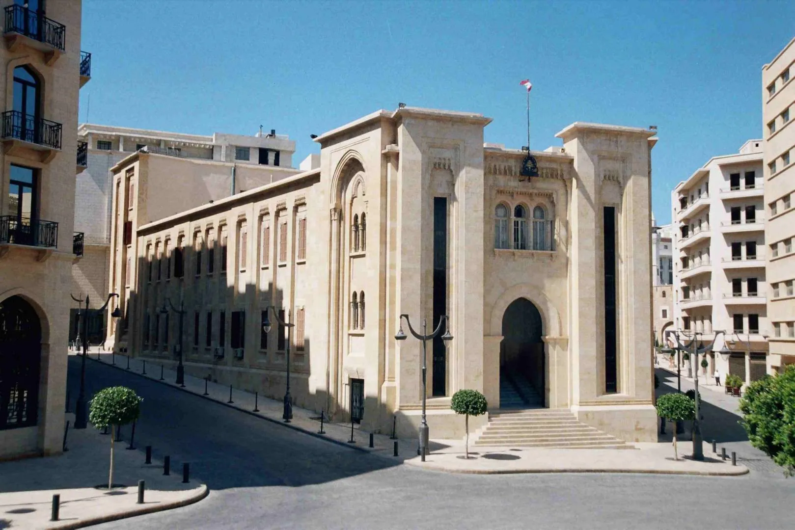 رشق مجلس النواب بالحجارة ومحاولة لاقتحامه