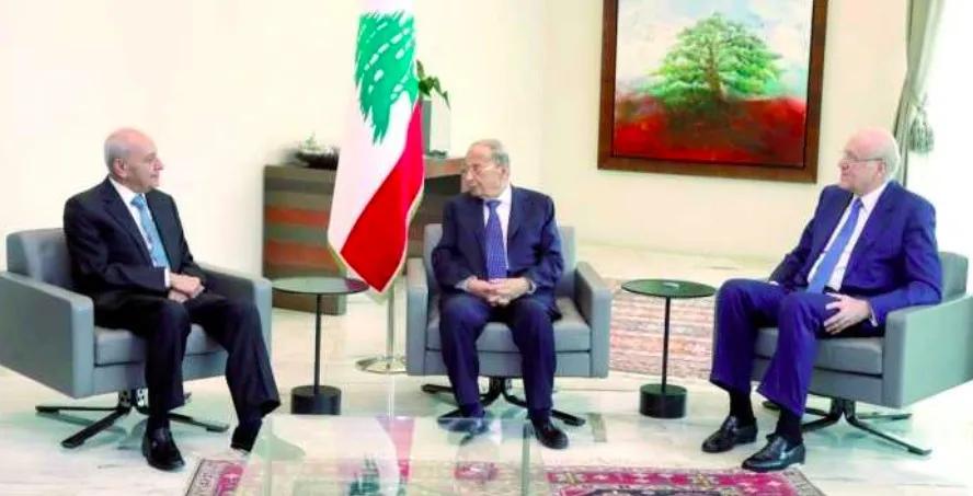 صورة الترويكا قبل الصورة التذكارية للحكومة