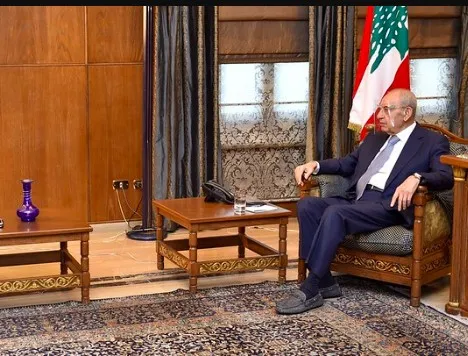 الرئيس بري مشيا الى قصر بعبدا