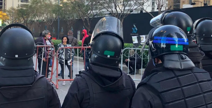 اعتراضا على "بدنا نتحمّل بعض".. محتجّون غاضبون أمام منزل ميقاتي