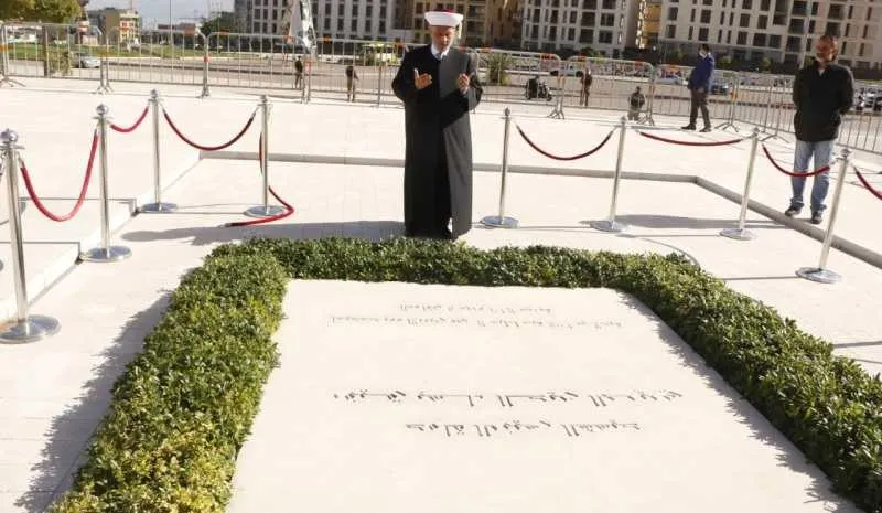 مفتي الجمهورية أمام ضريح الشهيد الحريري