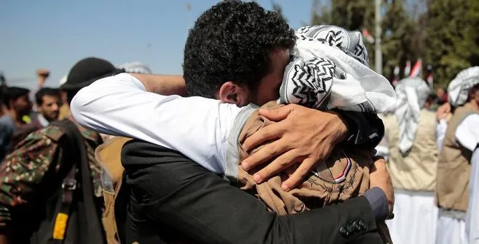 نقل عشرات الأسرى المفرج عنهم إلى اليمن