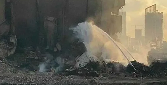 الدفاع المدني: انتهاء مرحلة في إطفاء حريق الاهراءات