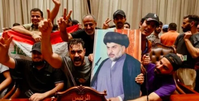 انصار مقتدى الصدر يحتلون البرلمان العراقي
