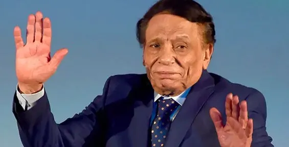 عادل امام: أنا في عزبتي أقرأ خبر وفاتي
