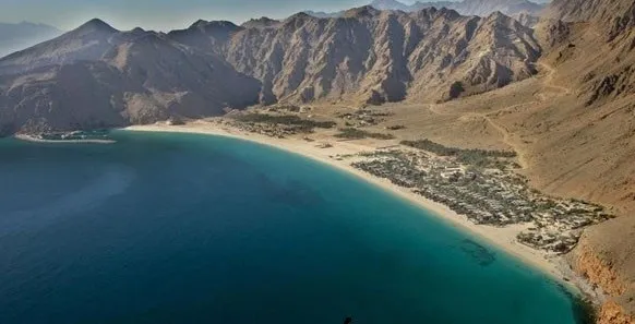 البحرية الأمريكية تعترض شحنة "ضخمة" من المواد المتفجرة في خليج عمان