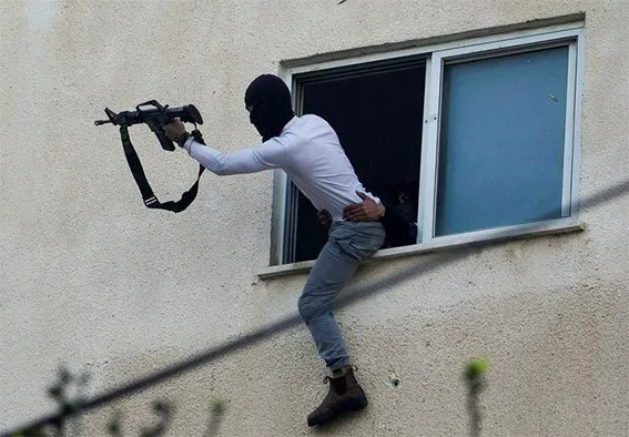 مقاتل فلسطيني يواجه الجيش الاسرائيلي