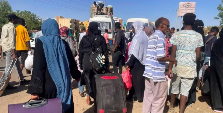 المعارك في الخرطوم تُجبر الناس على النزوح