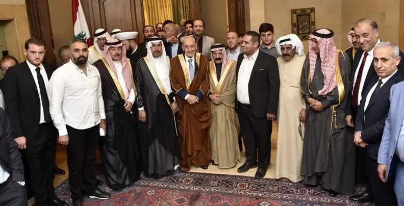 بري ينال عباءة العشائر