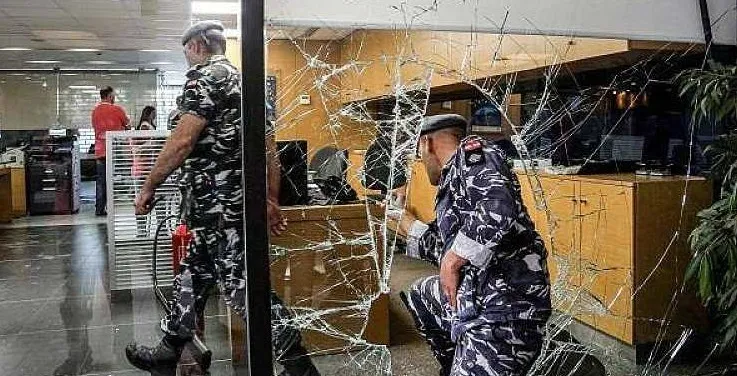 اقتحام مودع مصرفا في بيروت