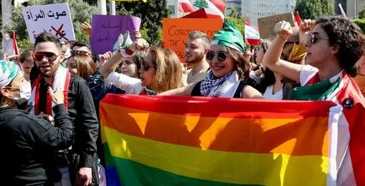هل يقرأ وزير الثقافة في تحريم الأديان المثلية؟