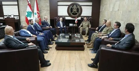 قائد الجيش يفتح "صالونه" للحديث السياسي