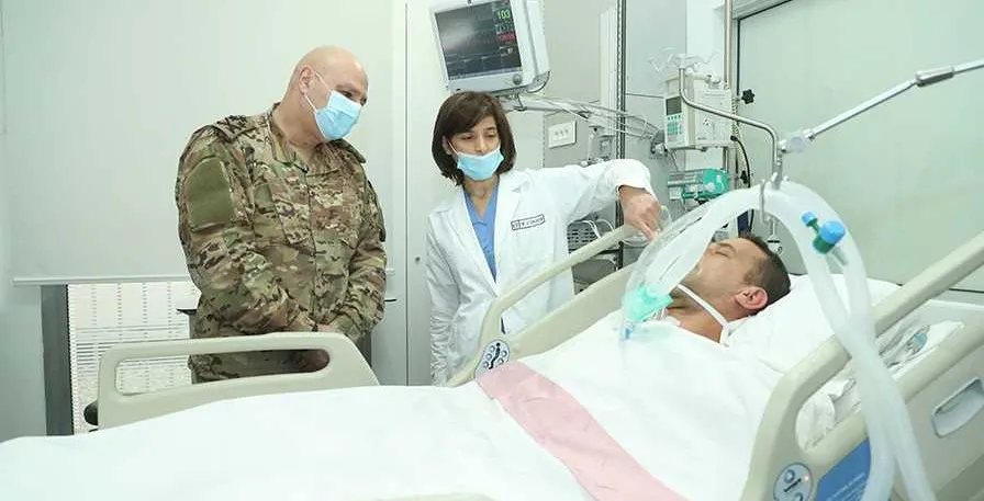 قائد الجيش يعود العسكريين الجرحى