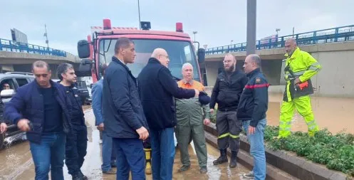 ميقاتي حيا عناصر الدفاع المدني وإطفائية بيروت