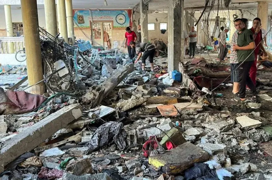 مجزرة اسرائيلية في مدرسة تأوي لاجئين فلسطينيين